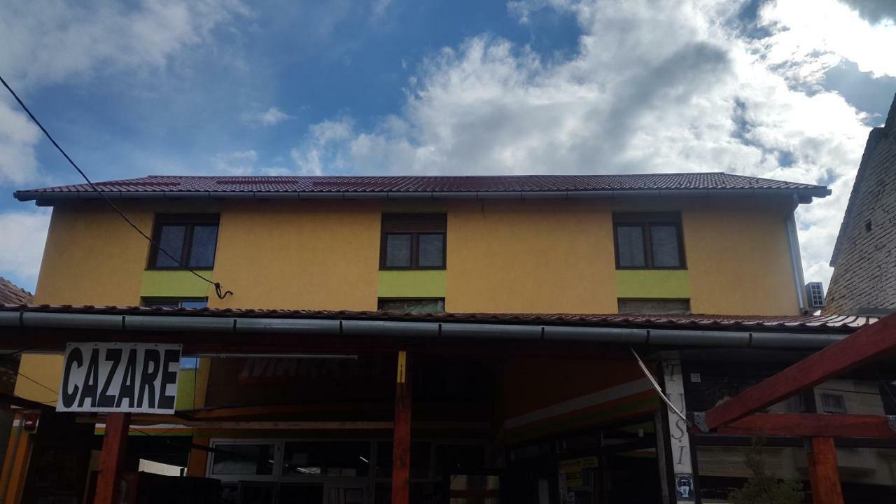 La Tusi Lovrin Hotel Exterior photo